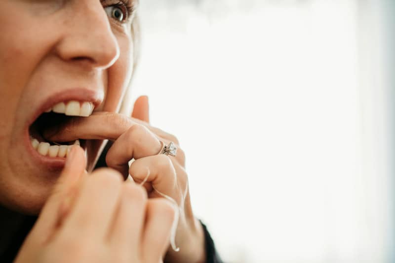 mujer usando hilo dental